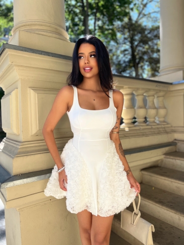 Sukienka mini rozkloszowana z różami biała Milano
