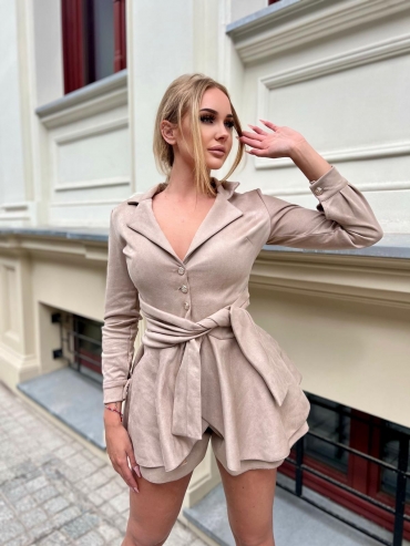 Kombinezon zamszowy mini z wiązaniem i falbanką beż Linsey