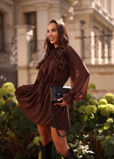 Sukienka mini z aplikacją kwiatową czekoladowa Loven