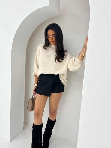 Sweterek oversize ze stójką kremowy