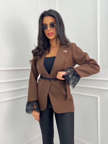 Marynarka z koronką i paskiem brązowa Iness
