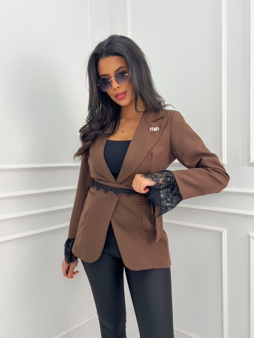 Marynarka z koronką i paskiem brązowa Iness