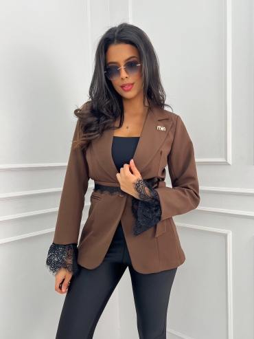 Marynarka z koronką i paskiem brązowa Iness