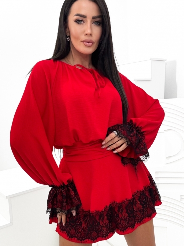 Kombinezon z wiązaniem pod szyją oraz marszczonym pasem i koronką czerwony Olivia