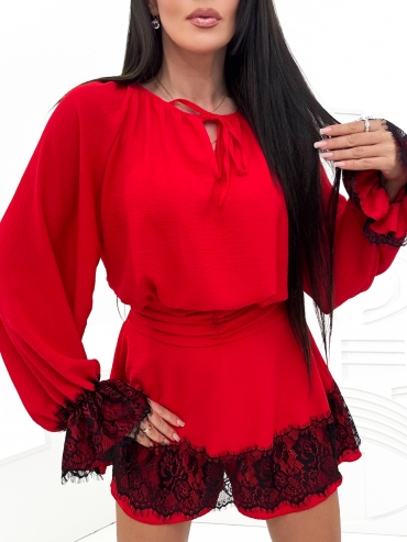 Kombinezon z wiązaniem pod szyją oraz marszczonym pasem i koronką czerwony Olivia